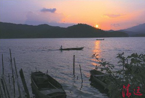 傍晚,樞紐庫(kù)區(qū)漁民捕魚(yú)歸來(lái)。