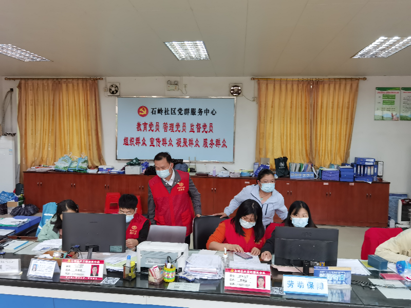 2022年4月18日，清遠市水利局黨員干部在清城區(qū)龍?zhí)伶?zhèn)石嶺村開展疫情防控工單核查。.jpg
