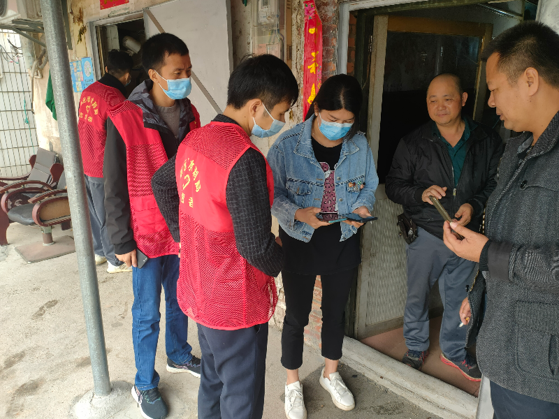 2022年4月19日，清遠市水利局下沉干部協(xié)助龍?zhí)伶?zhèn)泗合村委會走訪商戶，積極宣傳疫情防控要求，指導營業(yè)者下載使用場所碼。.jpg
