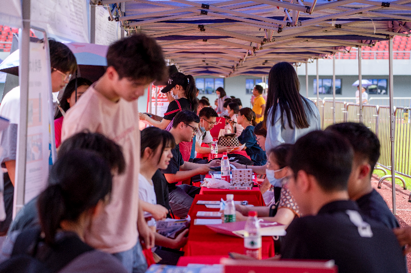 圖片一  20231021001-2023年5月27日，清遠(yuǎn)市舉辦2023年廣東省粵北片區(qū)“穩(wěn)就業(yè)促發(fā)展”大型招聘活動(dòng)，現(xiàn)場(chǎng)前來咨詢的求職者絡(luò)繹不絕。.jpg