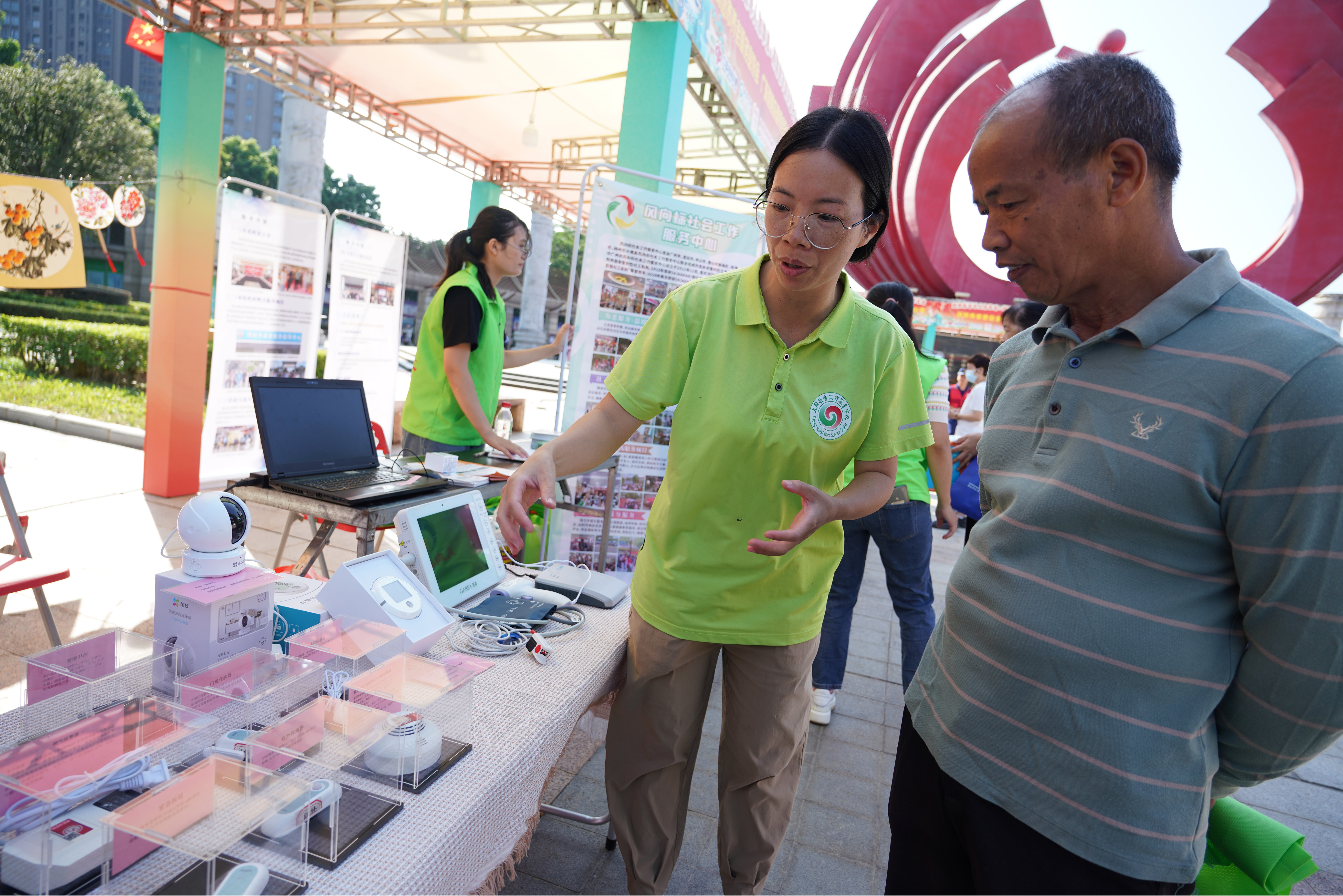 市民逛適老化產(chǎn)品展，了解涉老政策和體驗(yàn)養(yǎng)老服務(wù)。清遠(yuǎn)日?qǐng)?bào)記者 劉淑芳 攝 劉淑芳 攝 劉淑芳 攝