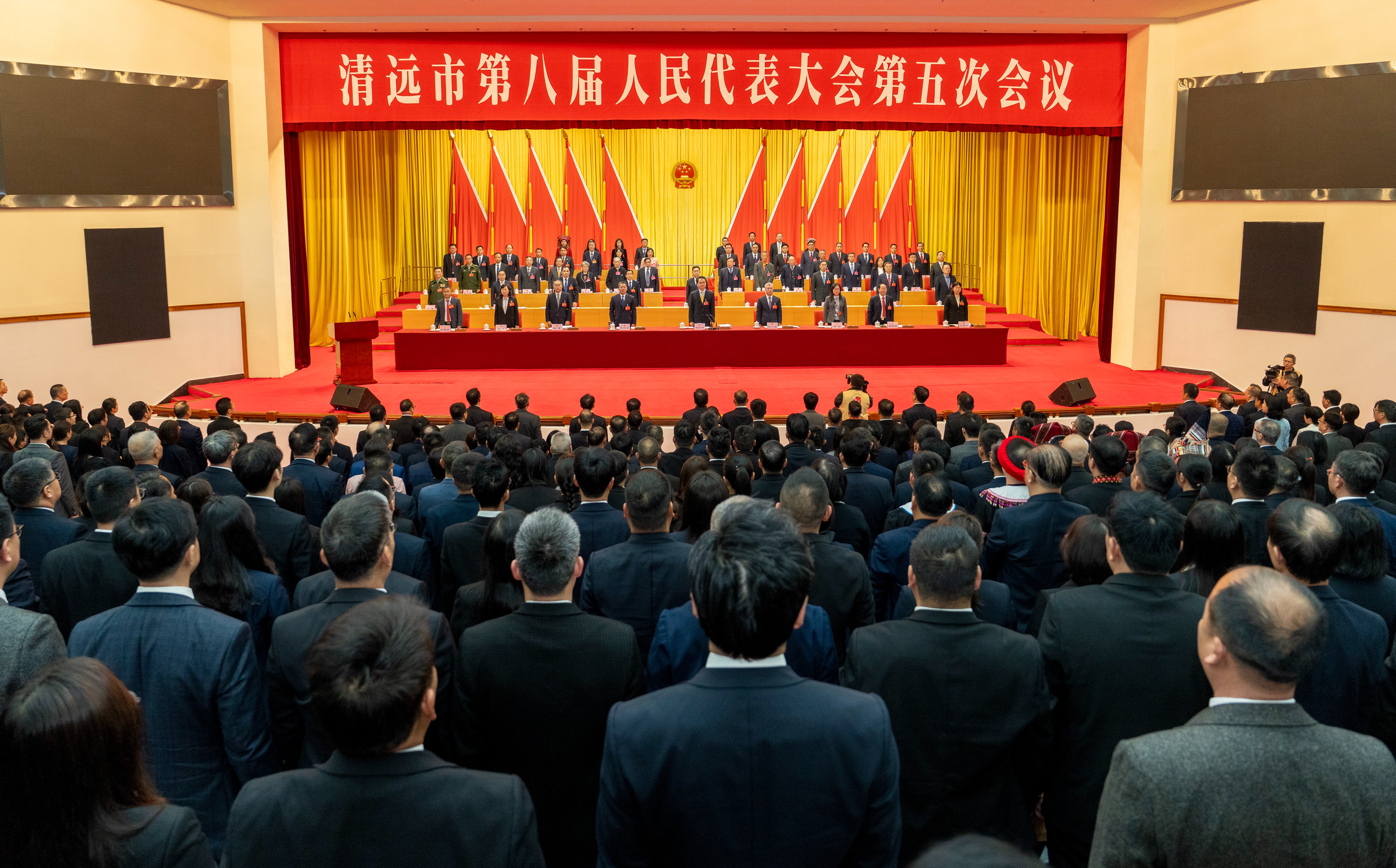 2025年3月3日，清遠(yuǎn)市第八屆人民代表大會(huì)第五次會(huì)議第一次全體會(huì)議在清遠(yuǎn)國(guó)際會(huì)展中心召開(kāi)。清遠(yuǎn)日?qǐng)?bào)記者 江元威 攝