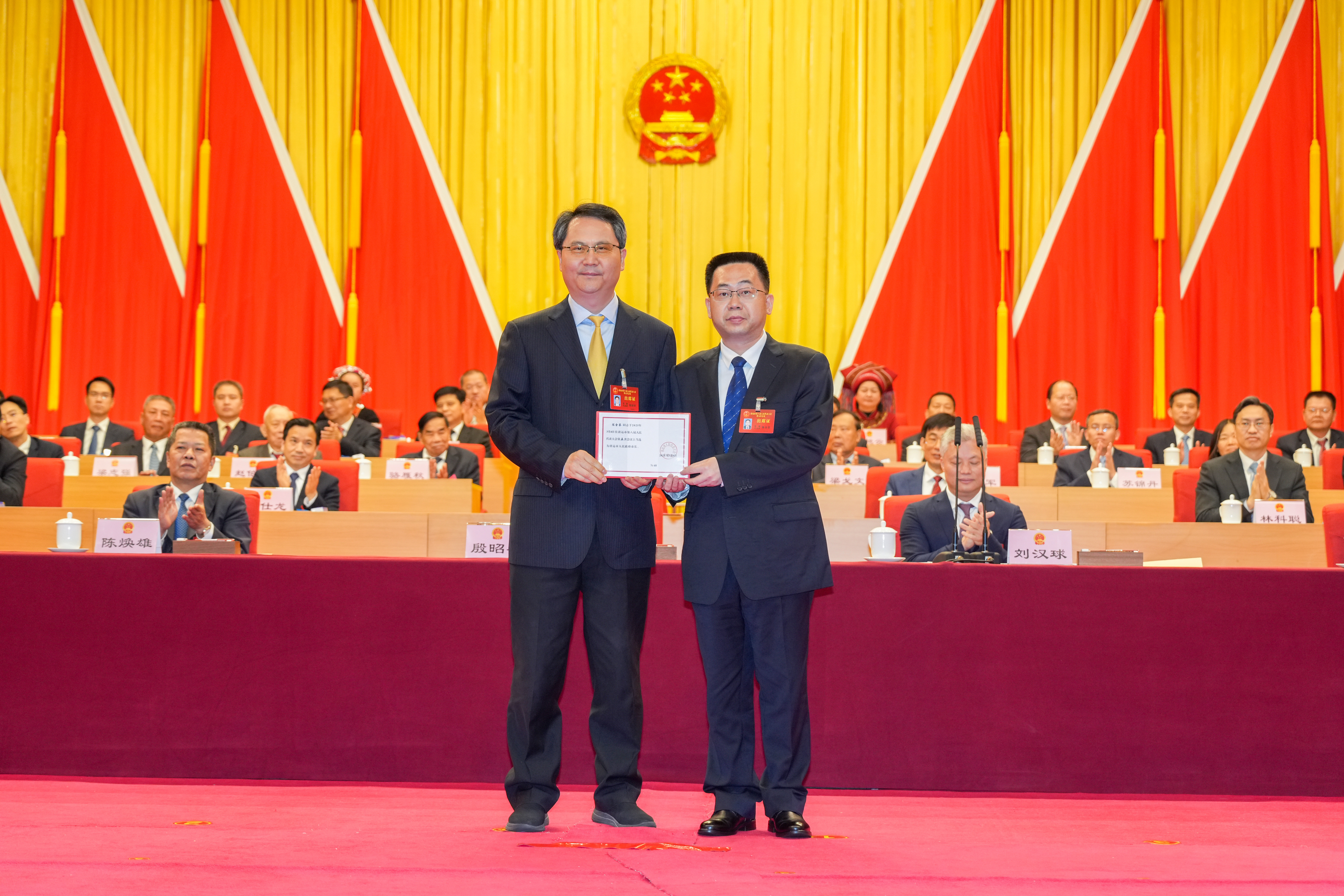 大會主席團常務(wù)主席、市委書記、市人大常委會主任殷昭舉為新當選的清遠市人民政府市長陳金鑾頒發(fā)當選證書。